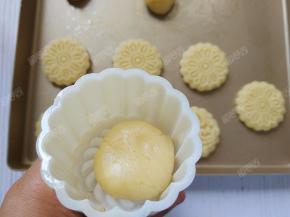 取一个小面团放到月饼模中