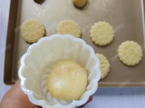 取一个小面团放到月饼模中
