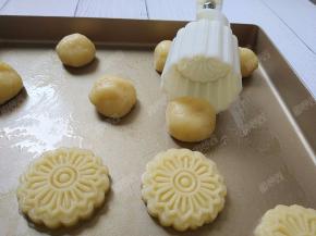 压制成饼状，我用的如意坊65G月饼模