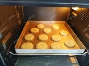 烤箱160度预热，烤盘放入烤箱中层，160度烤20分钟