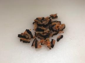 2、	冰岛红极参自然解冻后，切细条