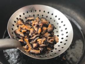 3、	水中放适量料酒，烧开后把红极参放入焯烫片刻