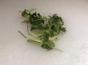 5、	香菜切段