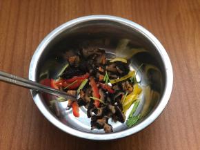 6、	把所有食材放在一起，加入调料拌均匀即可