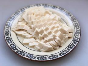 内酯豆腐切小块