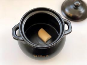 奶炖小方放入砂锅中