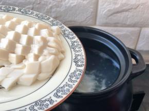 煮开至奶白色，放入豆腐块