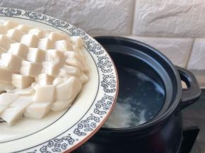 煮开至奶白色，放入豆腐块