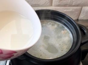 再次开锅，放入少许的精盐，倒入水淀粉