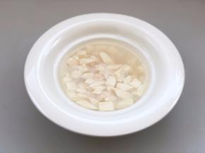 把煮好的豆腐羹放入盛器