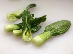 2、	小油菜摘去老根，洗净对切