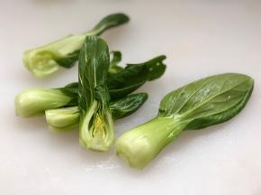 2、	小油菜摘去老根，洗净对切