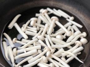 3、	白玉菇入沸水中烫一下