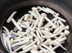 3、	白玉菇入沸水中烫一下