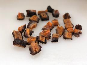 4、	红极参自然解冻后，切小段