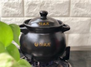 6、	砂锅中放入适量清水烧开