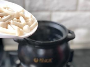 7、	放入白玉菇煮一会儿