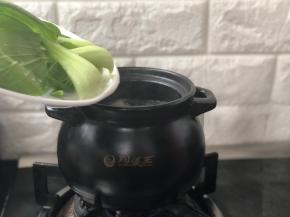 9、	放入小油菜，并放入精盐调味