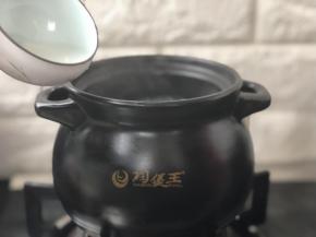 10、	最后放水淀粉勾芡即可关火