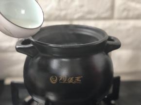 10、	最后放水淀粉勾芡即可关火