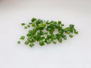 小葱切碎备用