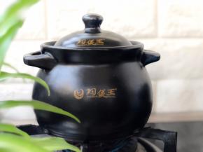 砂锅中放入适量的水