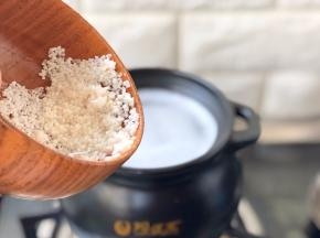 水烧开后，倒入粥米