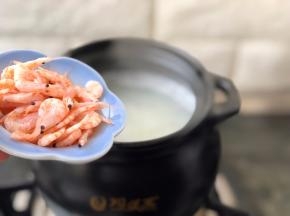 煮至粥米粘稠时，加入南极磷虾，即可关火