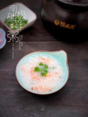 出锅后撒上葱花即可，南极磷虾微咸带甜，我个人觉得无需再加其他调料，以免掩盖了磷虾的鲜味