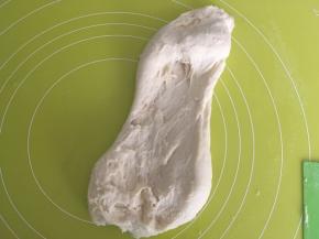 继续用刚才的方法推揉面团，将酵母揉均匀