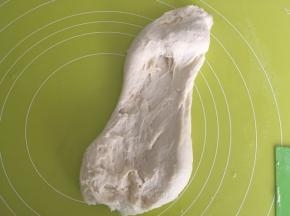 继续用刚才的方法推揉面团，将酵母揉均匀