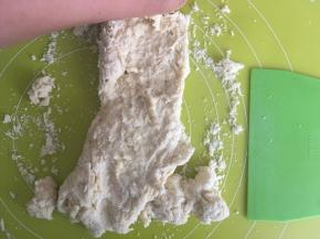 用手掌根部一直向前推面团，之后再收回来，刚开始面团比较分散，不容易成团，而且水份大，揉起来会比较粘手