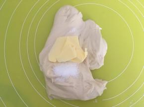 这时候加入黄油跟盐，继续推揉，将材料跟面团揉均匀