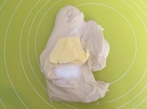 这时候加入黄油跟盐，继续推揉，将材料跟面团揉均匀