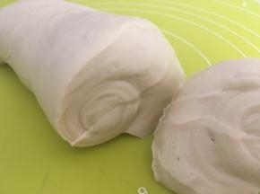 大约揉个3、5分钟，酵母跟面团充分融合，有小部分颗粒，切下一小块面团，组织中气孔很少，面团很紧实