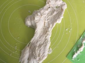 可以借助刮刀，将面团收回来，之后再向前推面团，反复推揉个5分钟左右，面团出现很多线条状，这时面团开始起劲，而且在推揉的过程中，没那么粘手啦