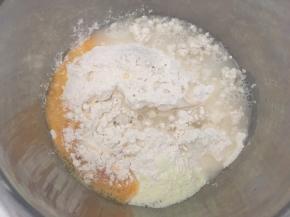 容器内加入高筋面粉，细砂糖，奶粉，全蛋液跟冷水