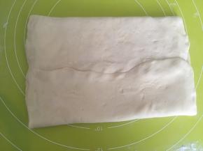 将两侧面片对折，包裹上黄油，捏紧收口