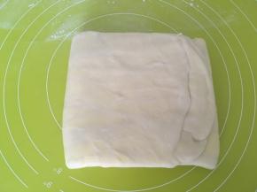 之后折成三折，入冰箱冷冻10分钟