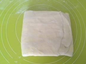 之后折成三折，入冰箱冷冻10分钟