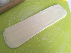 顺着面团的长度，再次擀成长条，长度约为30多厘米