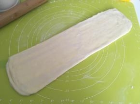 顺着面团的长度，再次擀成长条，长度约为30多厘米