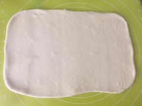 将面团揉均匀，揉面垫上撒点干粉，擀成长方形，之后入冰箱冷冻20分钟