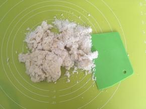 之后将和好的面团倒在揉面垫上