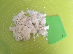 之后将和好的面团倒在揉面垫上