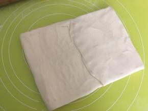 之后将两边向中间对折一下