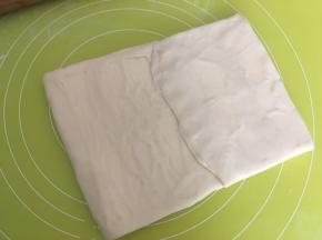 之后将两边向中间对折一下