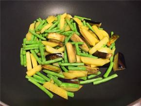 将豇豆、茄条、土豆先过油炒软（半熟的样子），然后盛出备用。