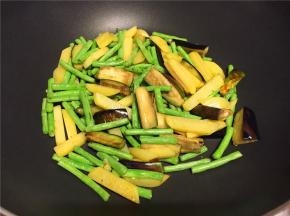 将豇豆、茄条、土豆先过油炒软（半熟的样子），然后盛出备用。