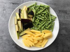 将茄子切成细条，豇豆切成段，土豆切成条。